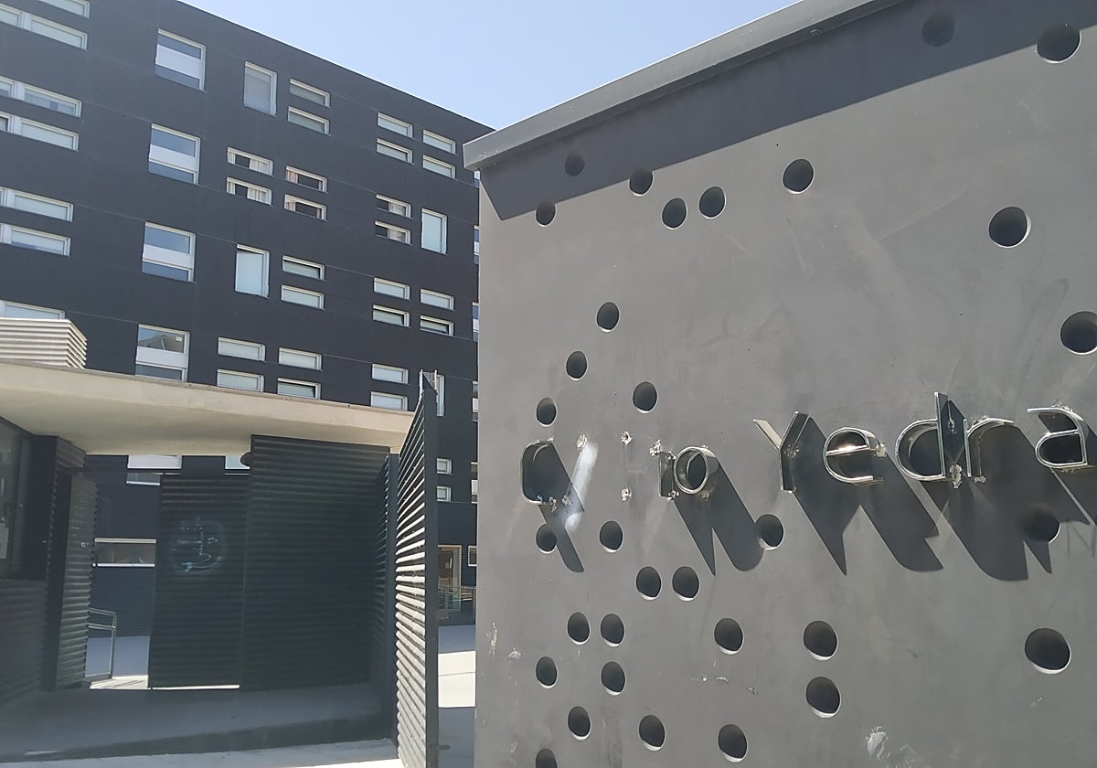 Uno de los edificios, a la izquierda, donde los vecinos dicen que hubo detenciones