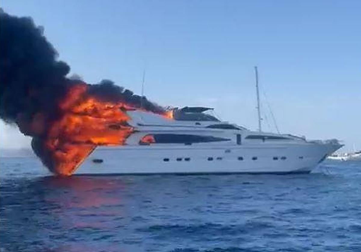 El yate incendiado frente a las costas de Formentera