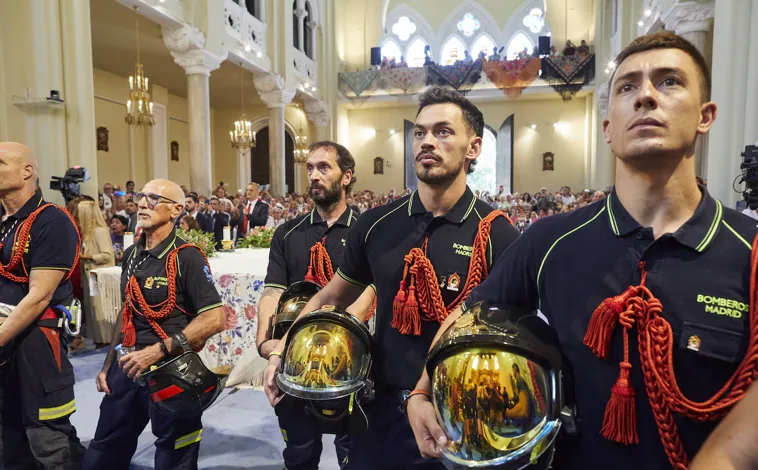 Imagen principal - Los bomberos cumpliendo el rito de bajar el cuadro de la Virgen