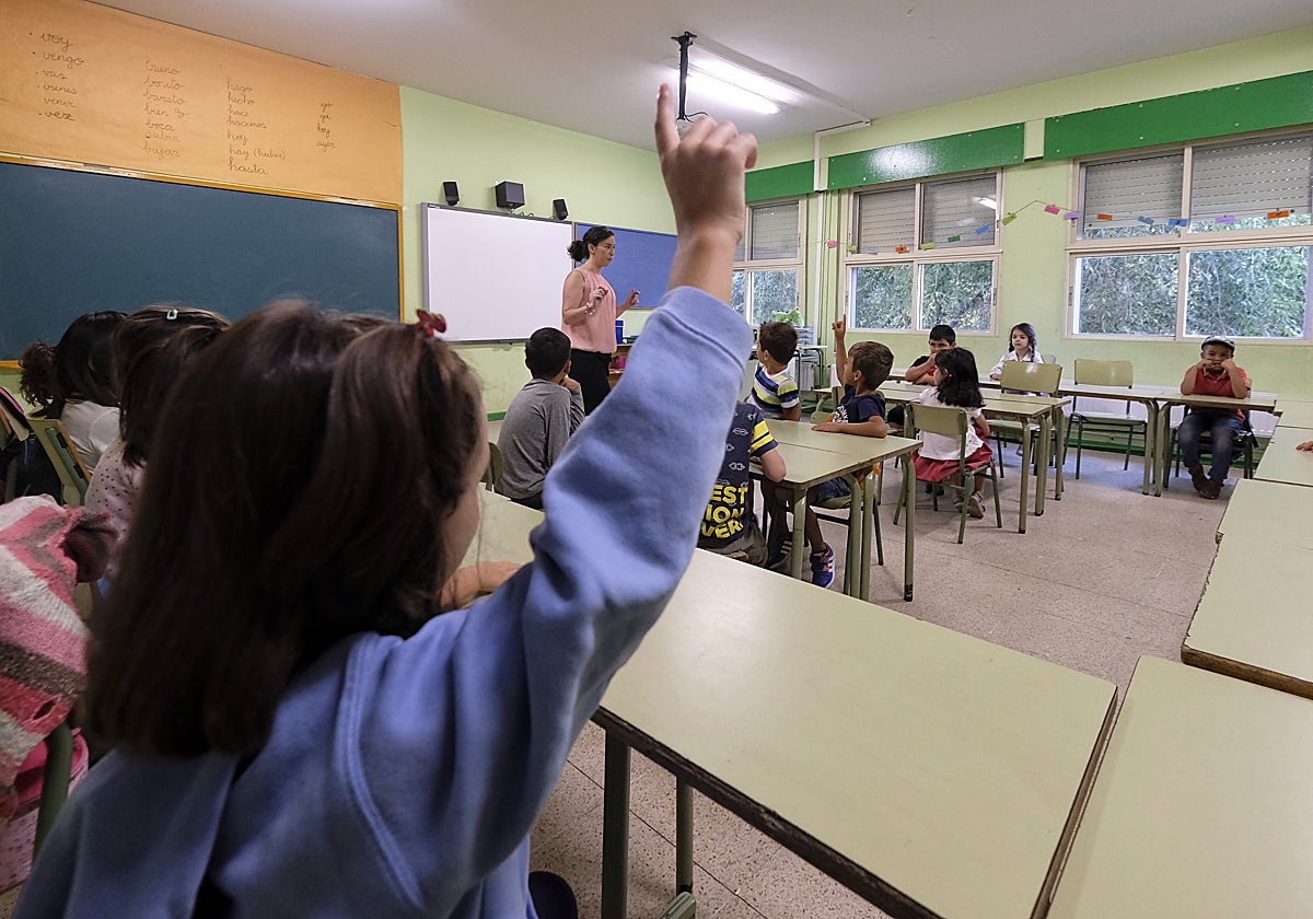 Alumnos en un aula en una imagen de archivo