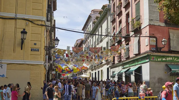 La multitud se concentra en el cruce entre la calle de Toledo y la calle de Calatrava