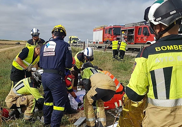 Los efectivos de emergencias, en el lugar del accidente con dos víctimas mortales este martes en la AP-1 en la provincia de Burgos