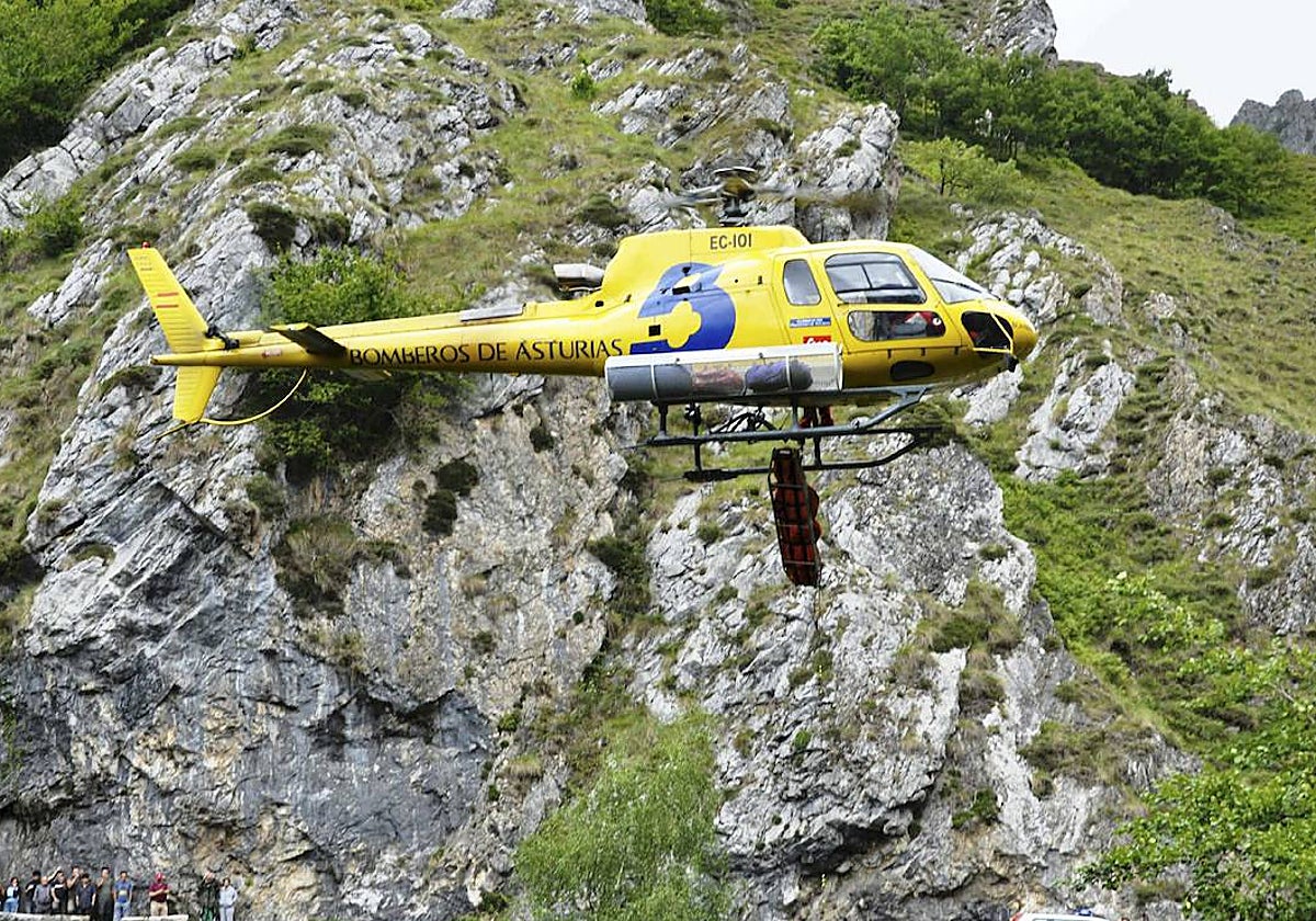 Fotografía de archivo de un helicóptero de los bomberos de Asturias