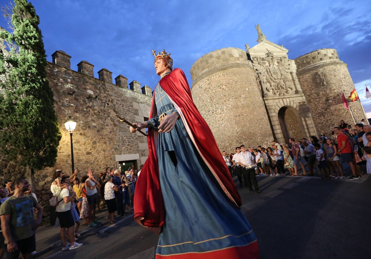 Uno de los gigantones, a su llegada en el Paseo de Merchán, junto a la Puerta de Bisagra