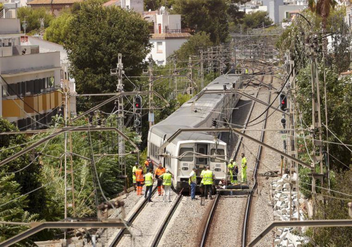 Un tren sin pasajeros descarrila en Sitges y obliga a cortar buena parte  del servicio ferroviario de Cataluña