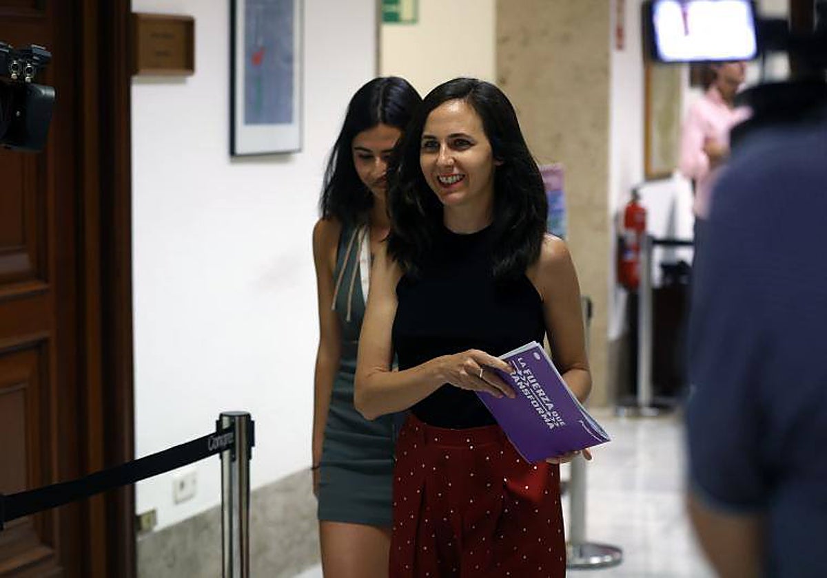 Ione Belarra dirigiéndose a recoger su acta de diputada el pasado 11 de agosto