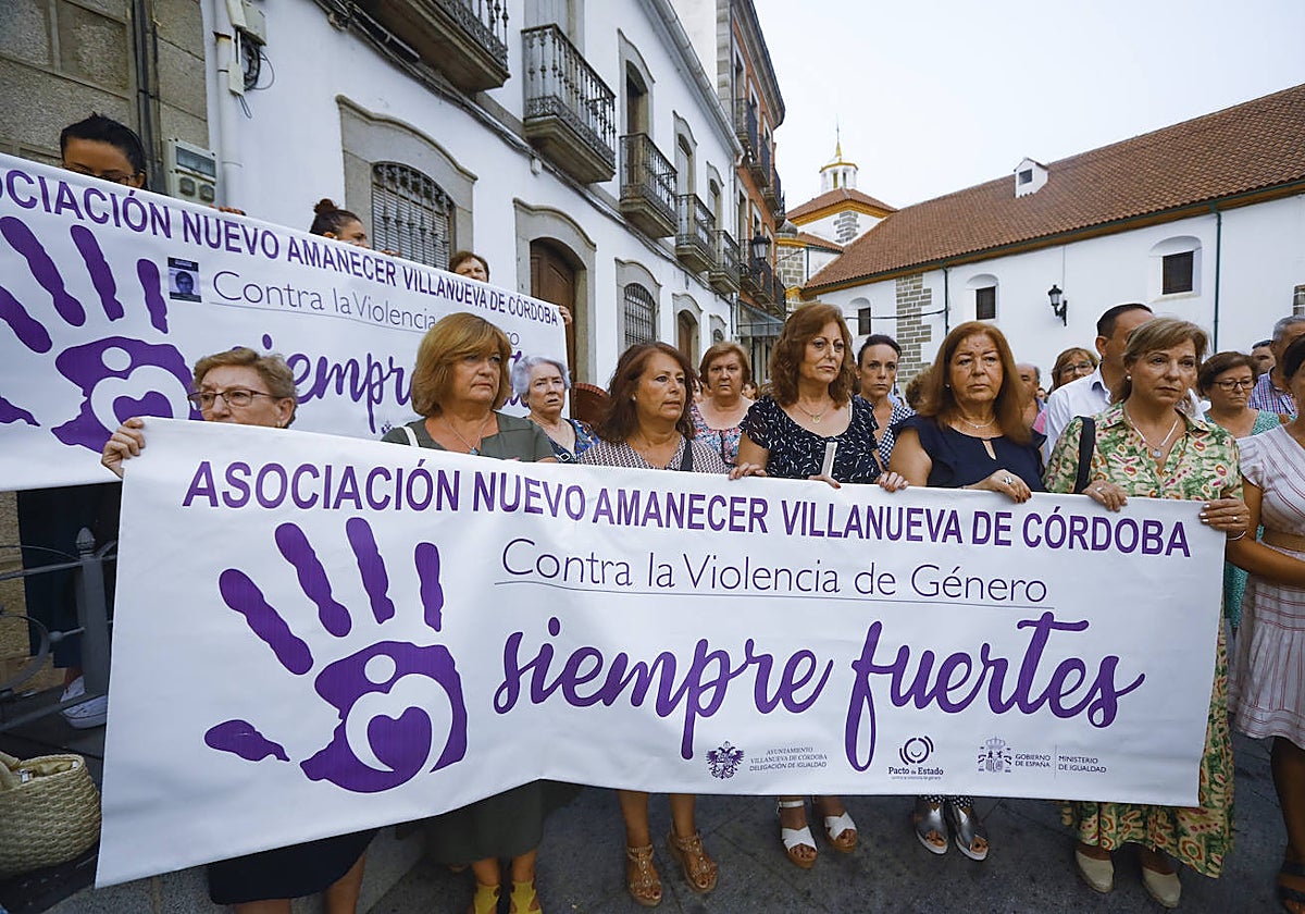 Los vecinos de Villanueva de Córdoba se manifiestan en recuerdo de la última víctima de violencia de género en Andalucía