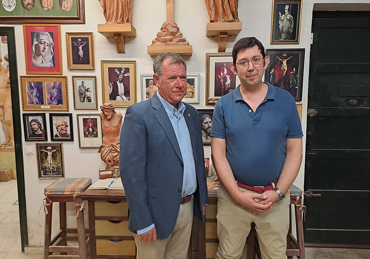 El hermano mayor de la Presentación, José Ángel Cervera, junto al escultor Darío Fernández
