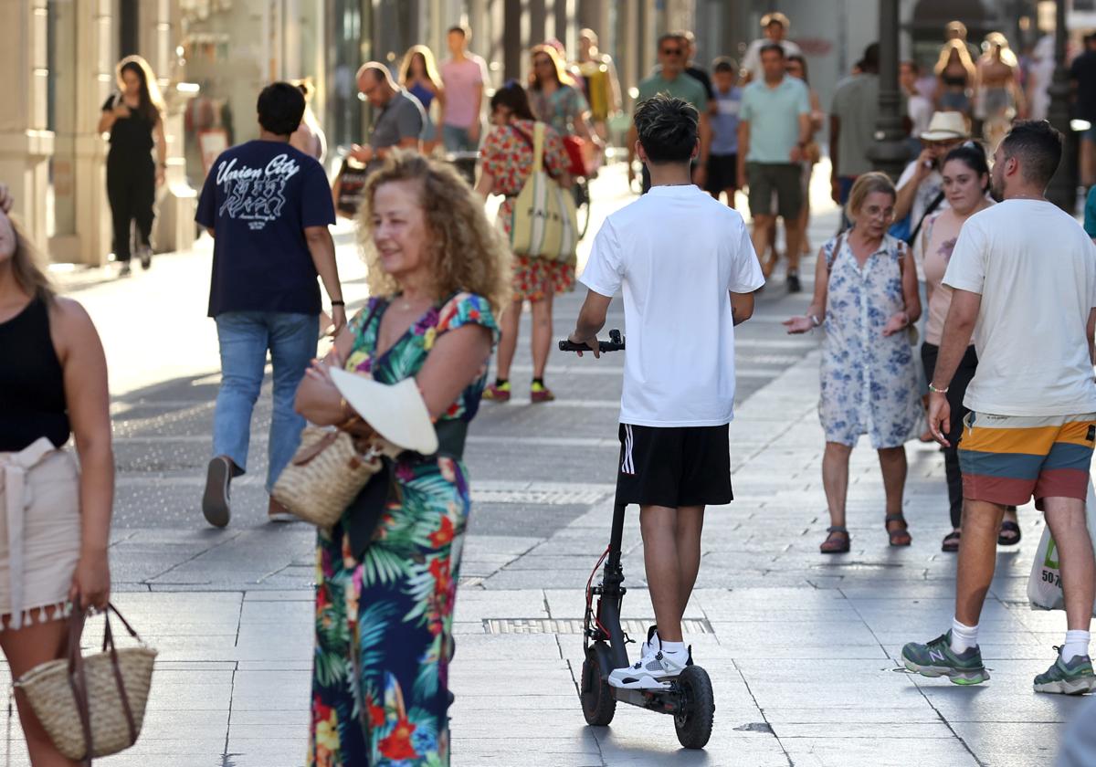 Un joven, ayer incorporándose a Gongomar montado en su patinete