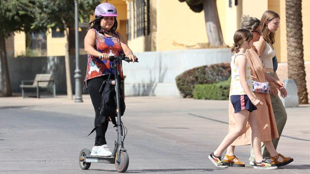 Una joven ayer en patinete por la Ribera