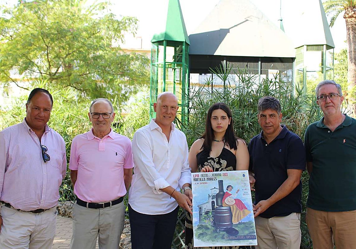 La autora del cartel anunciador, con las autoridades