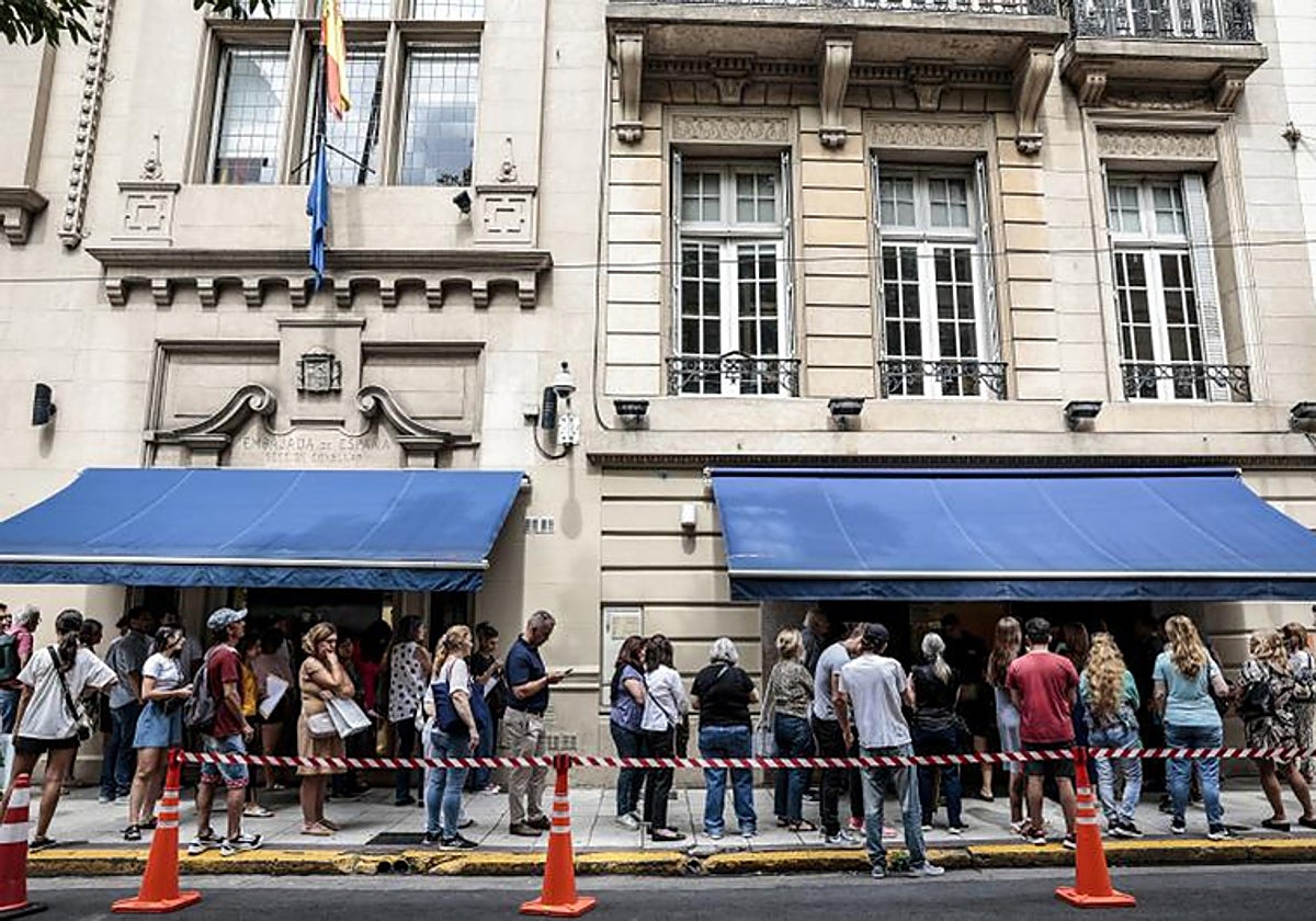 Descendientes de españoles hacen fila en un consulado