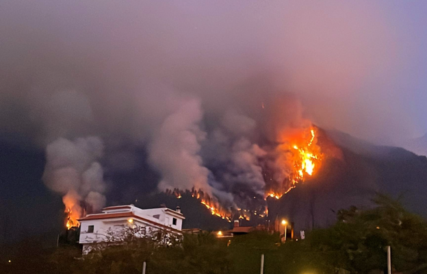 El fuego avanza sin control en Tenerife
