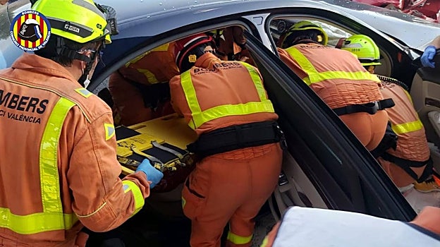 Momento de la excarcelación de una de las personas atrapadas en su vehículo