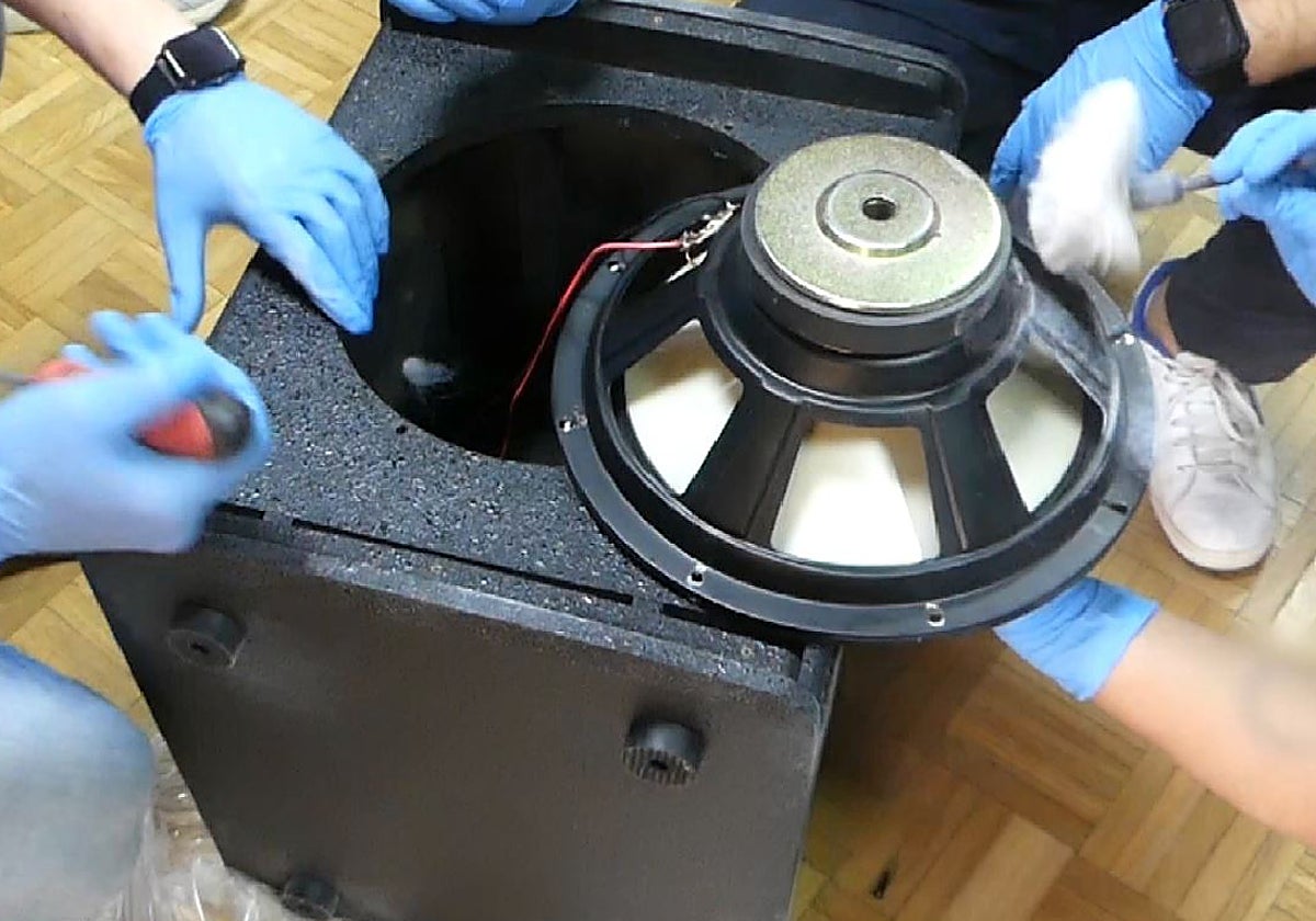 Varios agentes desmontan un altavoz con sustancia estupefaciente en su interior