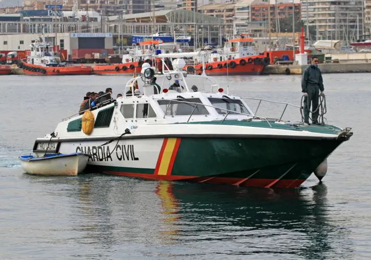 Imagen de archivo de una patrullera de la Guardia Civil en Alicante