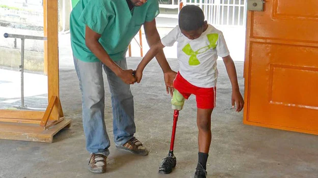 Imagen de un niño haitiano con su prótesis