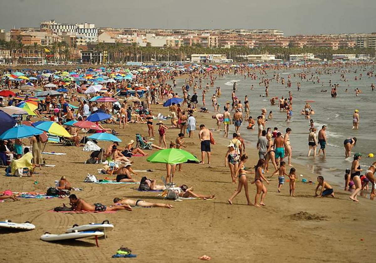 Imagen de la playa de la Malvarrosa en Valencia tomada este verano