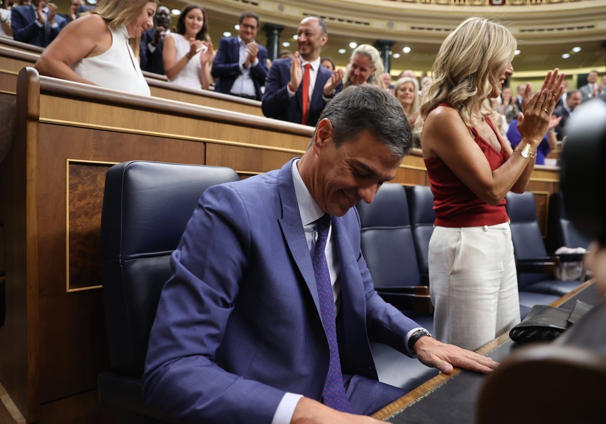 Pedro Sánchez, con gesto de satisfacción en su escaño, en la sesión constitutiva del Congreso este jueves