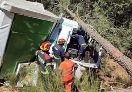 Un camión y dos turismos, implicados en un aparatoso accidente de tráfico en Rioseco de Tapia (León)
