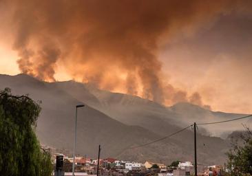 El incendio de Tenerife avanza sin control con 7.600 personas confinadas o evacuadas