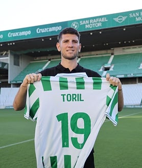 Imagen secundaria 2 - Córdoba CF | Alberto Toril: «Estoy más cómodo junto a un delantero con más movilidad, pero me adapto»