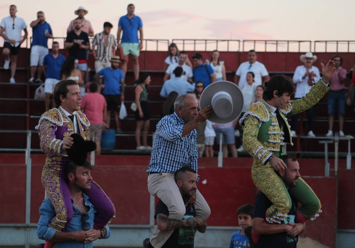 Javier Cortés, Alberto Lamelas y el mayoral de Buenavista a hombros en la última de feria