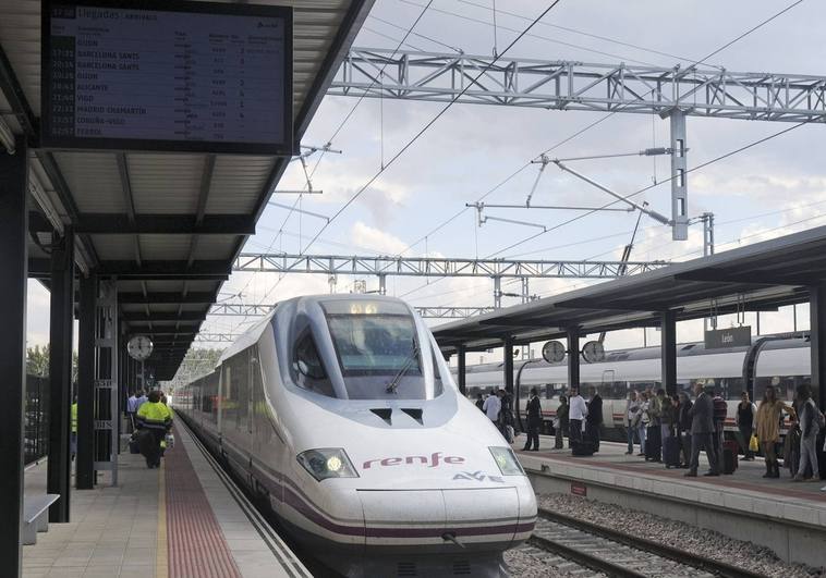 Denuncian que Renfe está llevando trenes de Galicia a Asturias y Cantabria