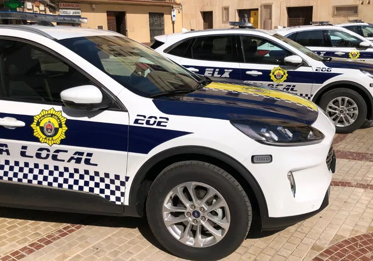 Imagen de archivo de varios coches patrulla de la Policía Local de Elche