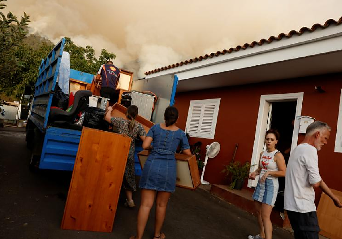 Vecinos de Aguamasa evacuan algunos de sus enseres más importantes ante el avance del fuego