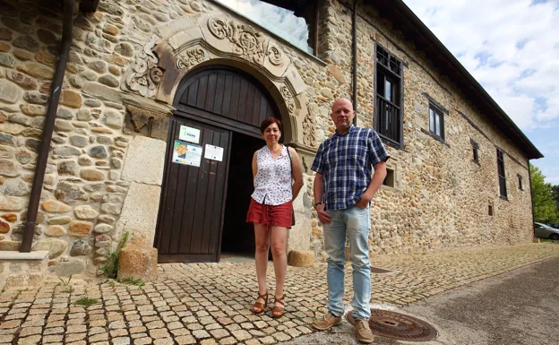 La gerente del Banco de Tierras, Beatriz Anievas junto al director técnico de Bierzo Quality Food, Pablo Linares