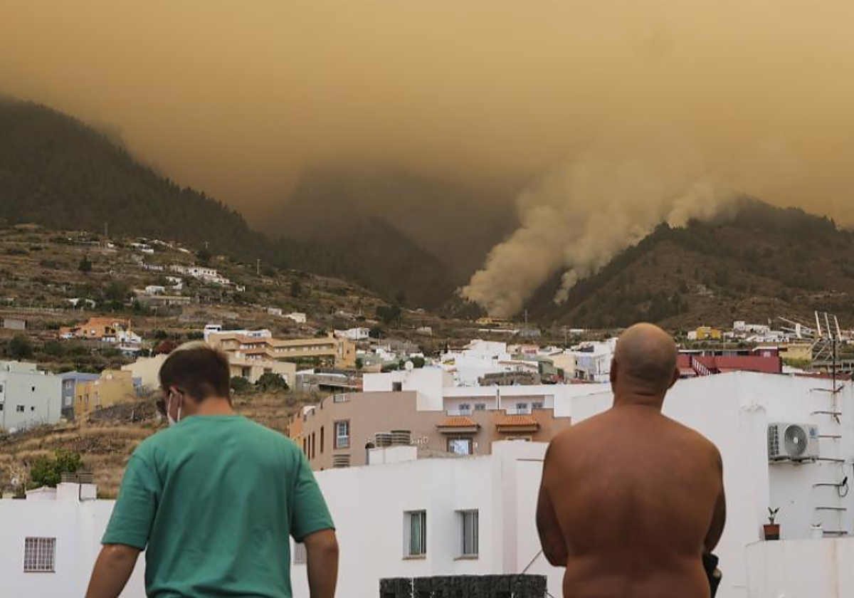 Vecinos de Arafo observan el avance del fuego