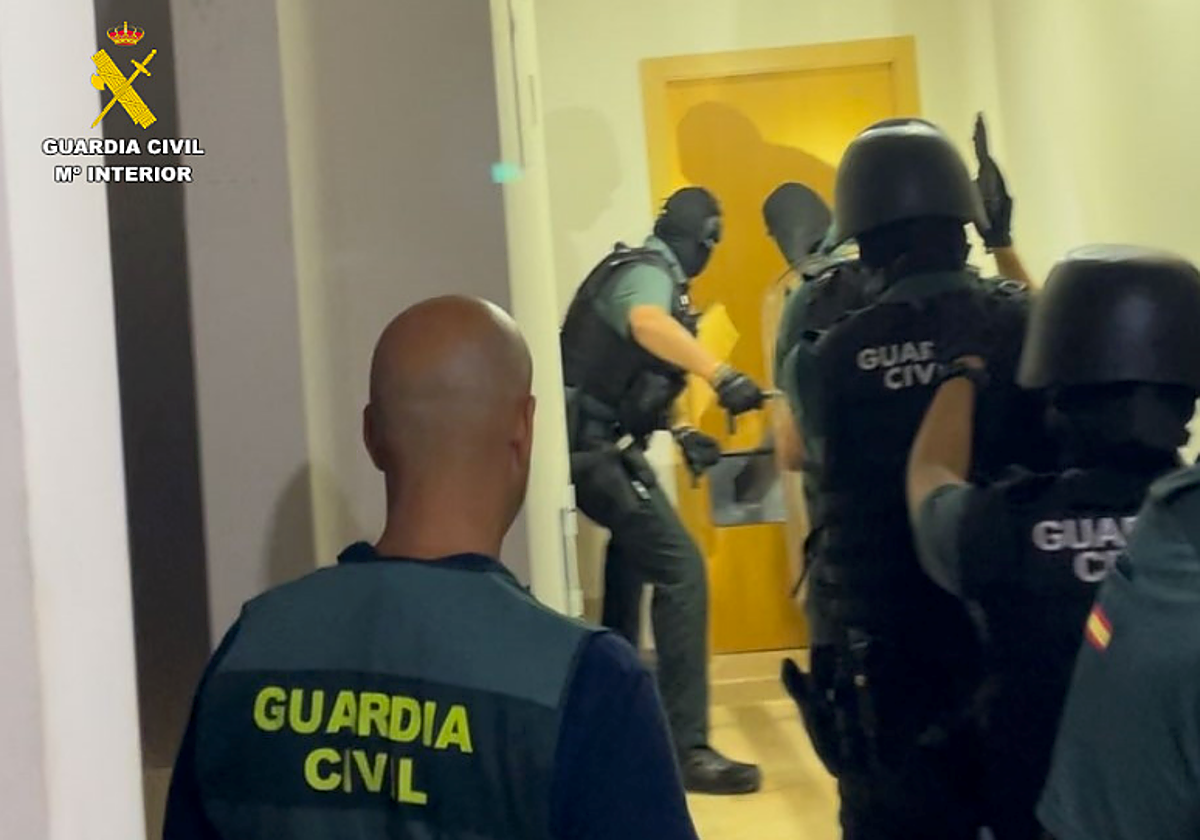 Imagen tomada durante la detención de un hombre que vendía droga en Sueca (Valencia)