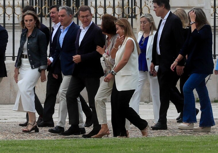 Alberto Núñez Feijóo junto a los integrantes del Grupo Parlamentario Popular