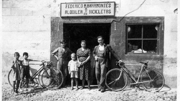 Faustino Suárez, tercero por la izquierda y con los brazos en jarras, junto a los padres de Bahamontes frente a la tienda de alquiler de bicicletas de la calle Honda de Toledo