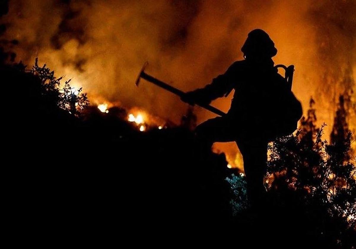 Un bombero en las labores de extinción del fuego