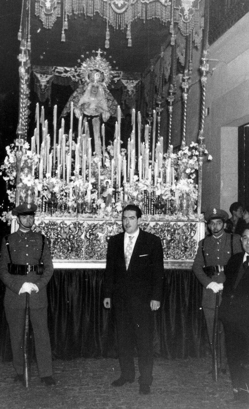 Ramón López Fernández, al frente del paso de la Virgen de la Piedad en su primera salida, el Martes Santo de 1959