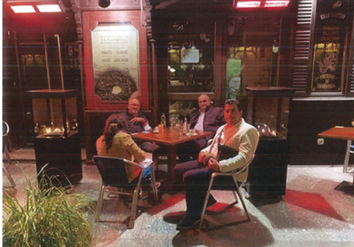 Montesdeoca, el mediador y Tito Berni en la taberna junto a su hotel de referencia en Madrid. A la derecha, con Taishet Fuentes