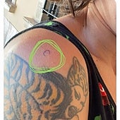 «Me dijo que mis tatuajes eran de legionario»: una clienta denuncia que el encargado de un bar le pintó el hombro