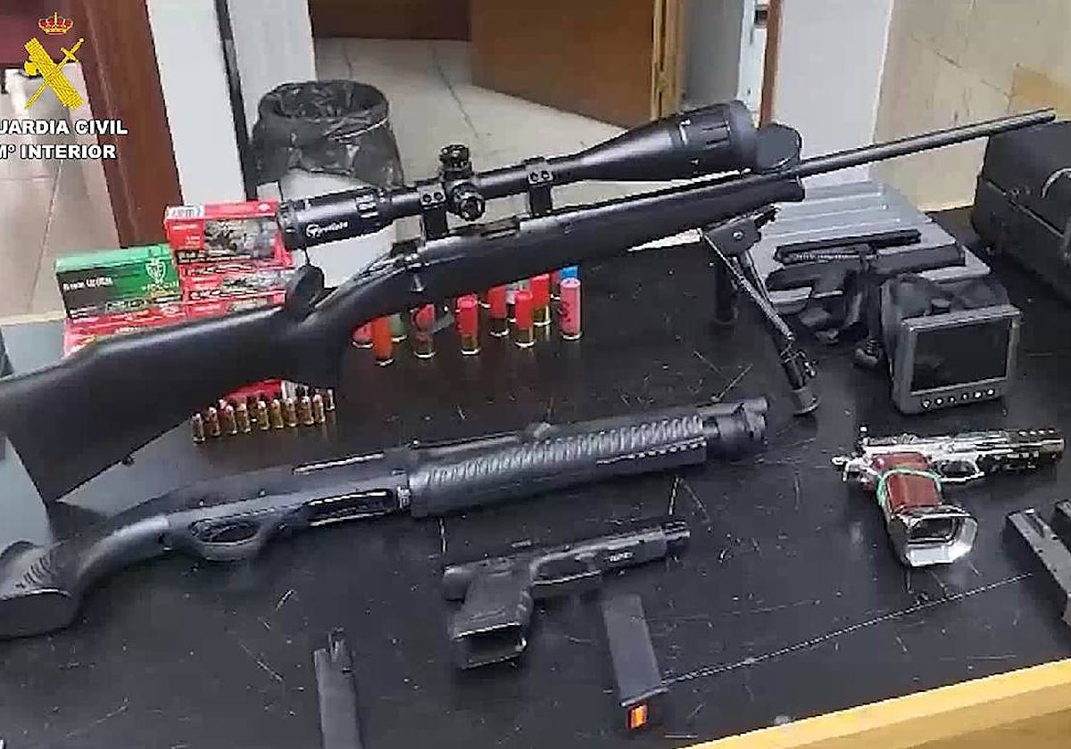 Algunas de las armas y munición halladas en el domicilio del presunto maltratador