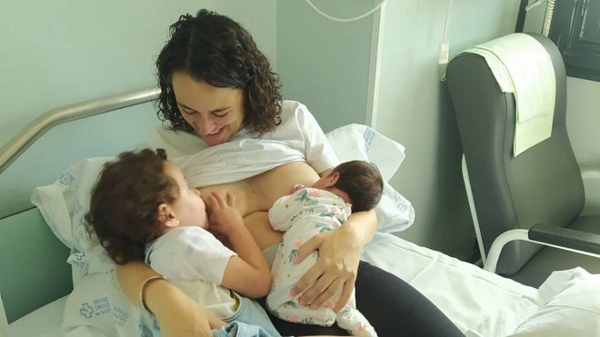 Alicia, dando el pecho a sus dos hijas en el hospital