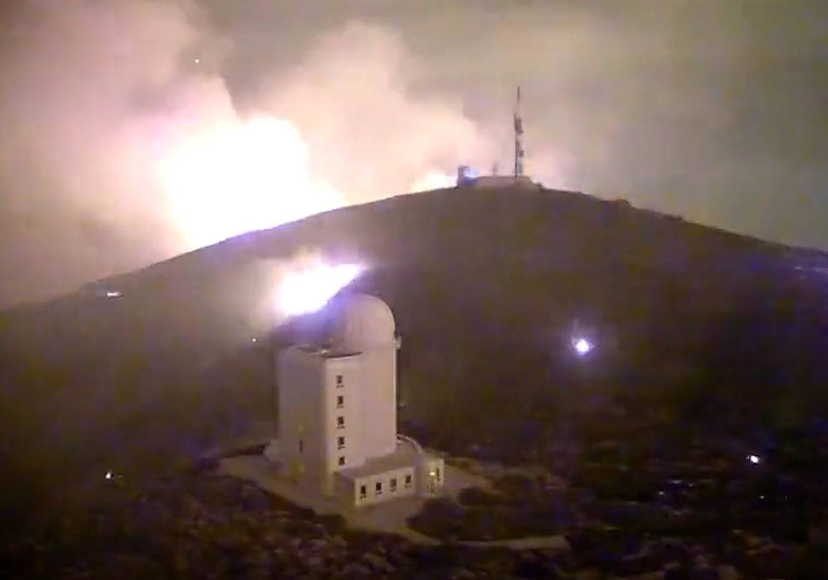 El fuego aproximado a las instalaciones del Observatorio Astronómico del Teide