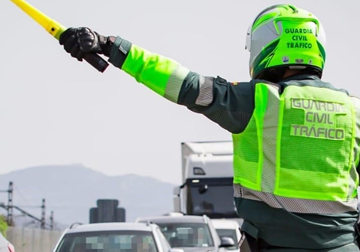 Un agente de la Guardia Civil, durante un operativo