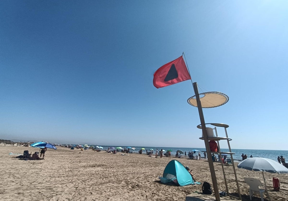 Bandera por peligro de tiburones en la playa de La Patacona de Alboraya (Valencia)