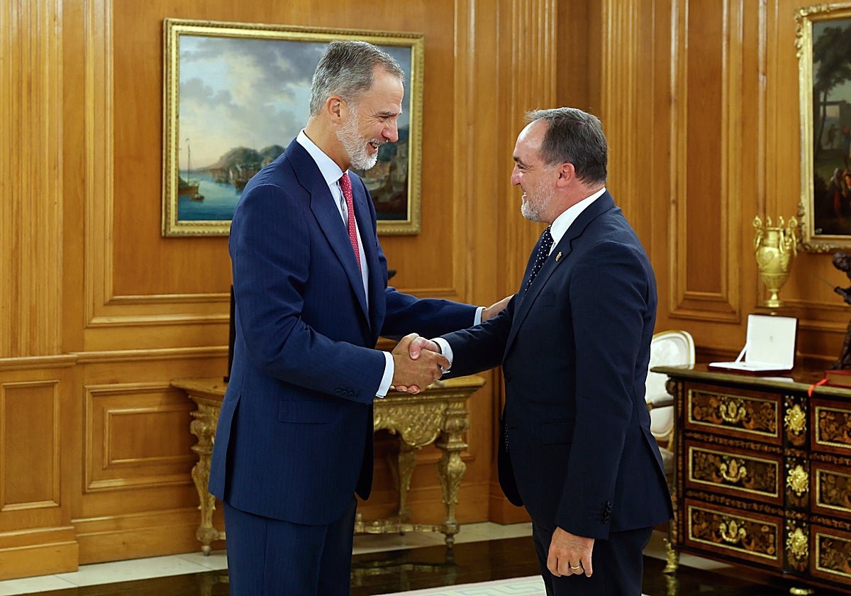 El Rey recibe al presidente de UPN, Javier Esparza, en el inicio de la ronda de consultas este lunes en La Zarzuela
