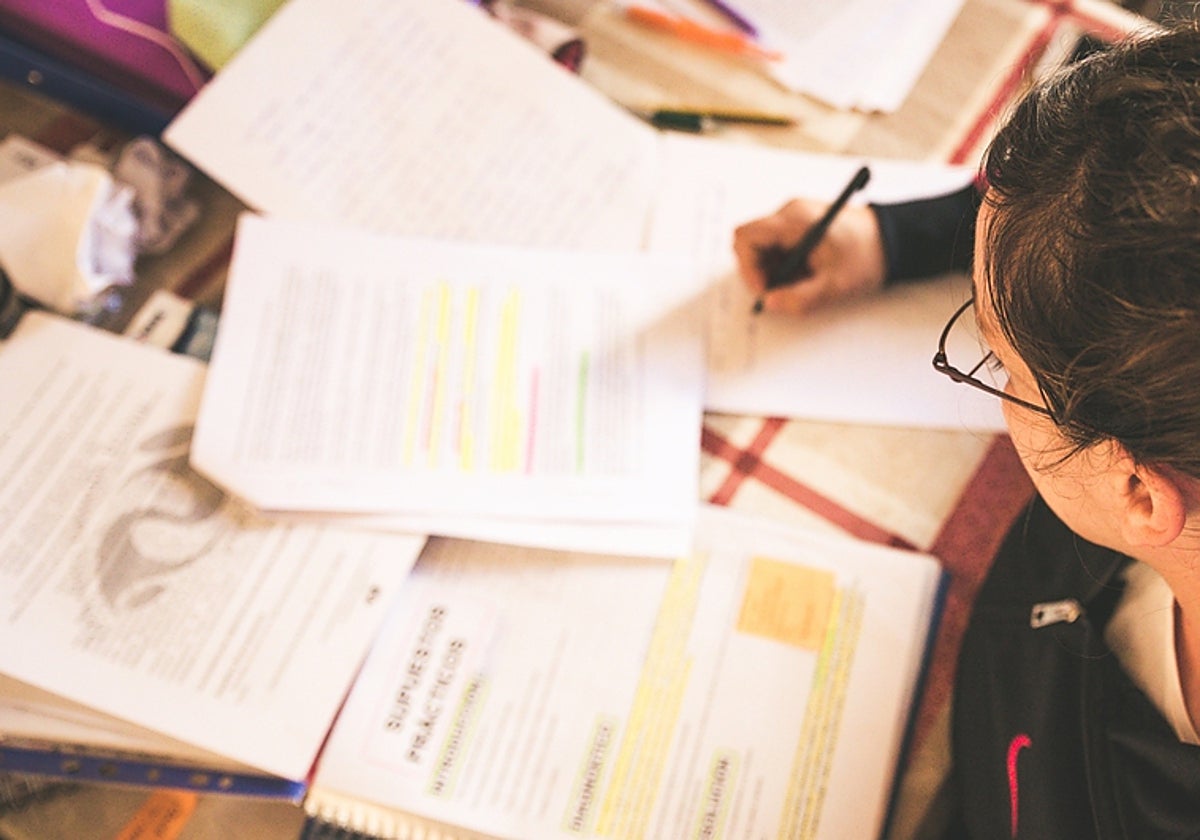 Imagen de archivo de una mujer estudiando