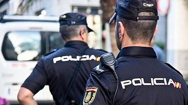 Imagen de archivo de dos agentes de la Policía Nacional