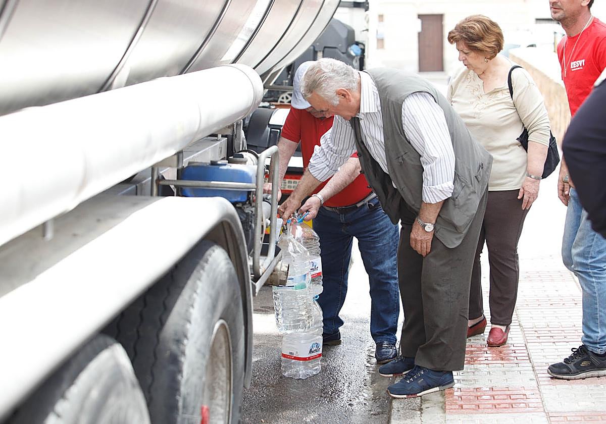 Imagen de un reparto de agua en un municipio del Norte de Córdoba