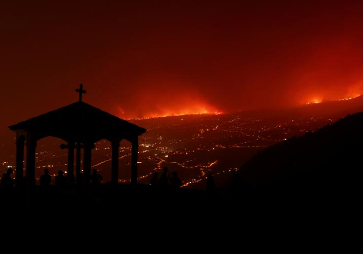 Las llamas brillan cerca de las zonas evacuadas del norte de Tenerife