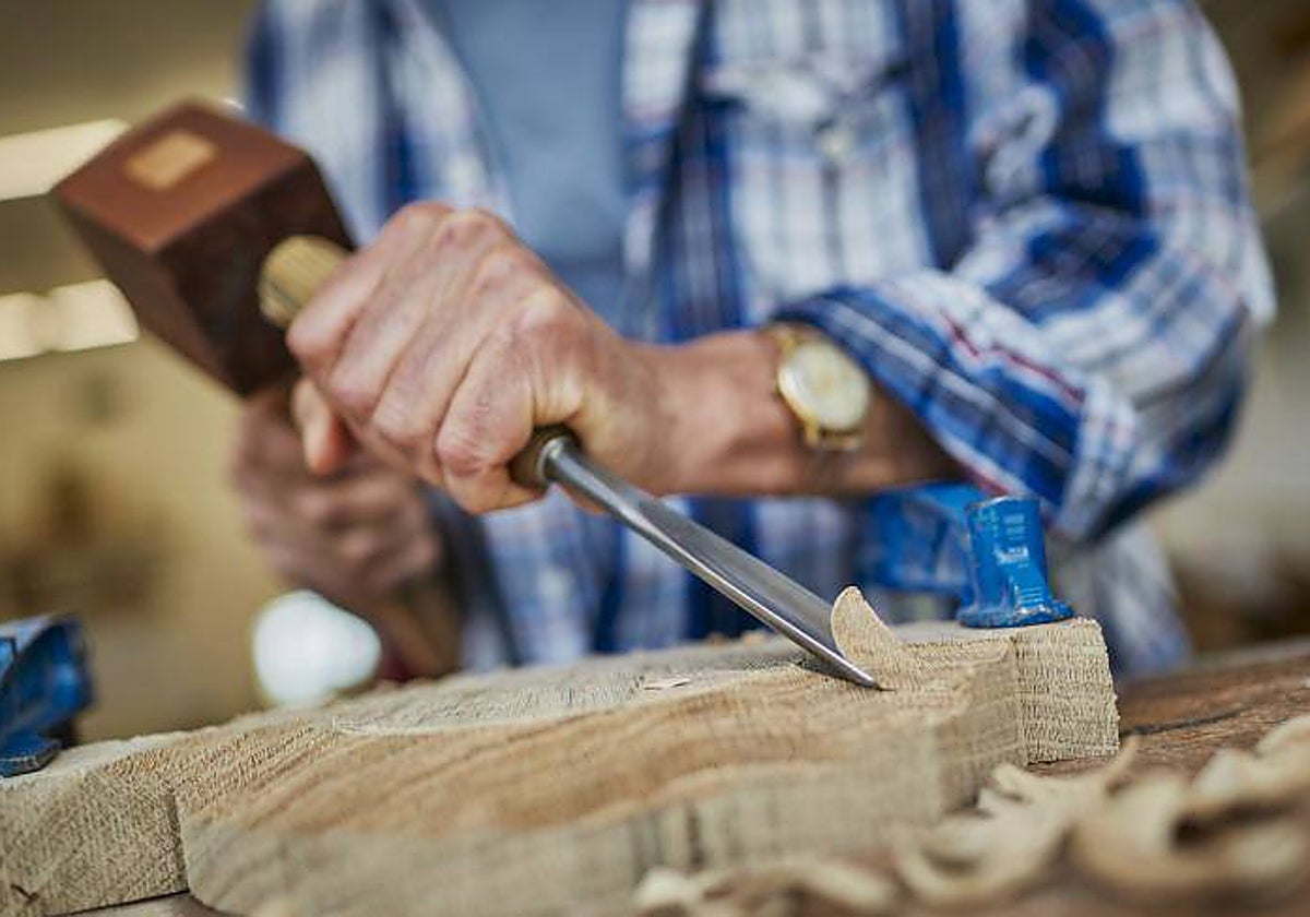 Una persona trabaja con madera